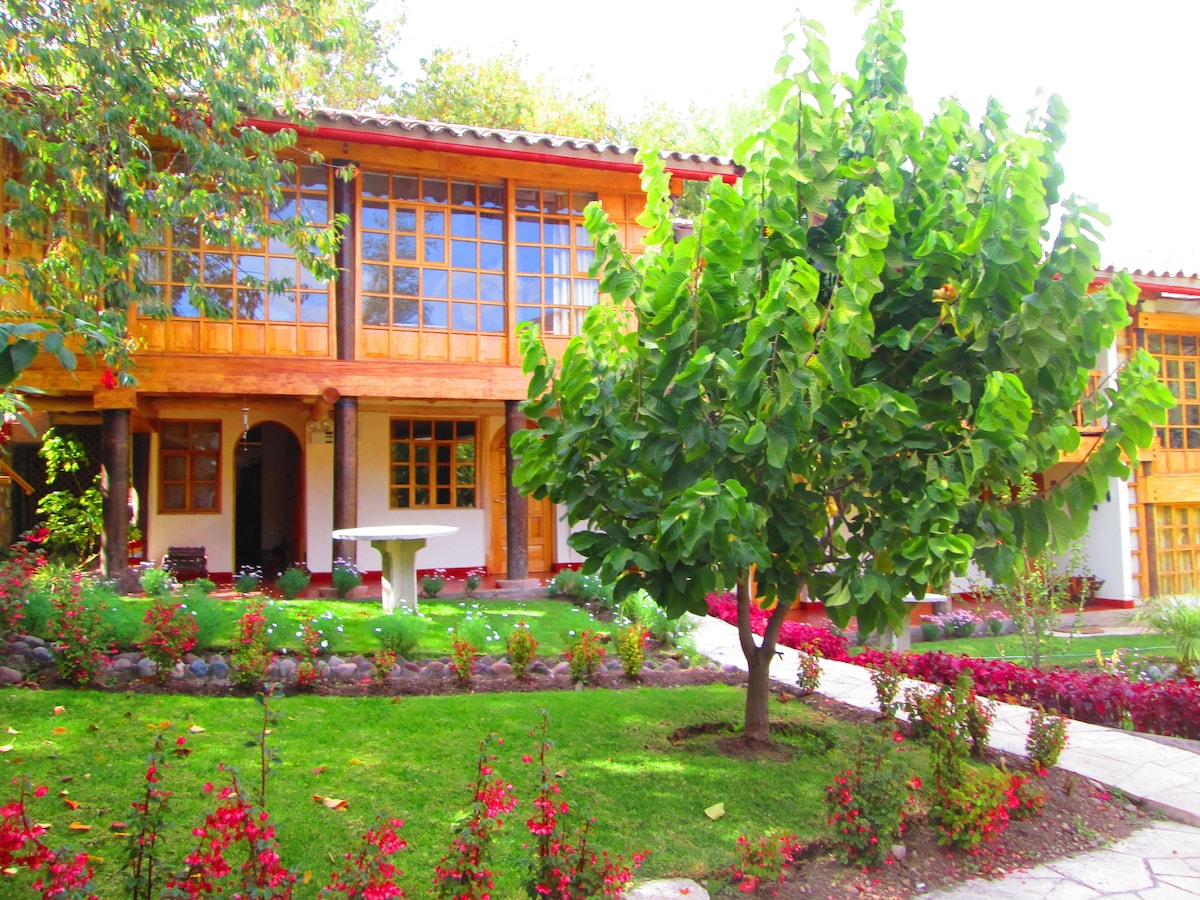 Situated in Urubamba, 600 m from a bus station, this boutique hotel features accommodation with a restaurant, free private parking, a garden and a terrace. 