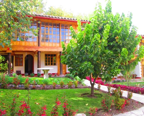 Situated in Urubamba, 600 m from a bus station, this boutique hotel features accommodation with a restaurant, free private parking, a garden and a terrace.