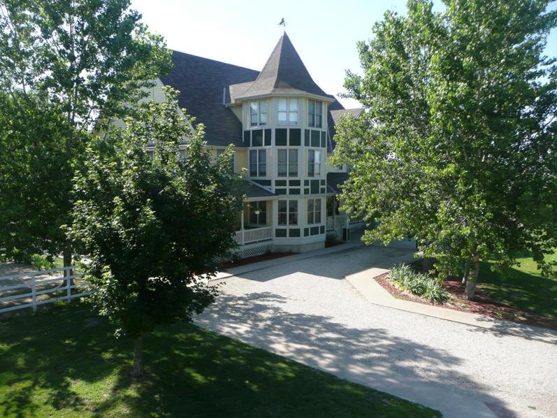 Whether you’re looking for a beautiful wedding and event space, a getaway, or a garden of wonderful flowers, our Inn has everything you need