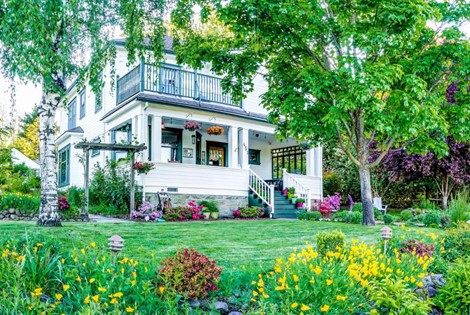 Your home away from home is conveniently located within walking distance to downtown Ashland, Oregon