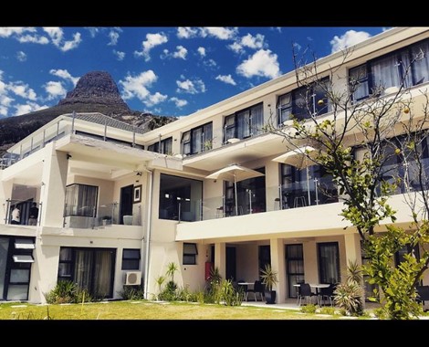 This establishment offers a great holiday location within the upmarket residential area of Fresnaye, on Cape Town's Atlantic Seaboard