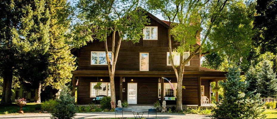 Located just 10 minutes south of Sun Valley, near the Sawtooth Mountains, this historic 9-room bed and breakfast has distinguished itself with a relaxing homey feel worlds apart from the standard chain-hotels