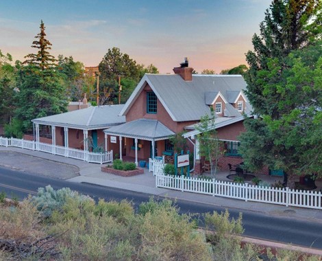 Our Santa Fe bed & breakfast is located within walking distance to the Santa Fe Plaza, restaurants, museums, shops, art galleries and more!