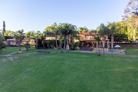 Welcome to our Lodge, a charming haven nestled in the heart of the Green Kalahari, right on the banks of the majestic Orange River