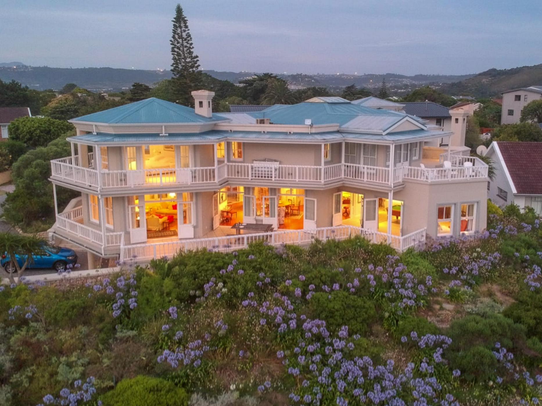 This luxury villa is located on the water’s edge of Leisure Isle with a commanding view of Knysna's spectacular lagoon