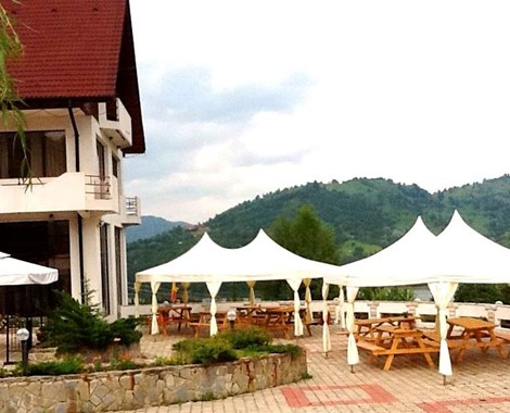 Offering a restaurant and a terrace, this Pensiunea is located in Ceahlău, Romania