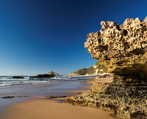 PERFECTLY LOCATED ALONGSIDE THE BEACH, IDEALLY SITUATED TO EXPLORE THE GARDEN ROUTE!