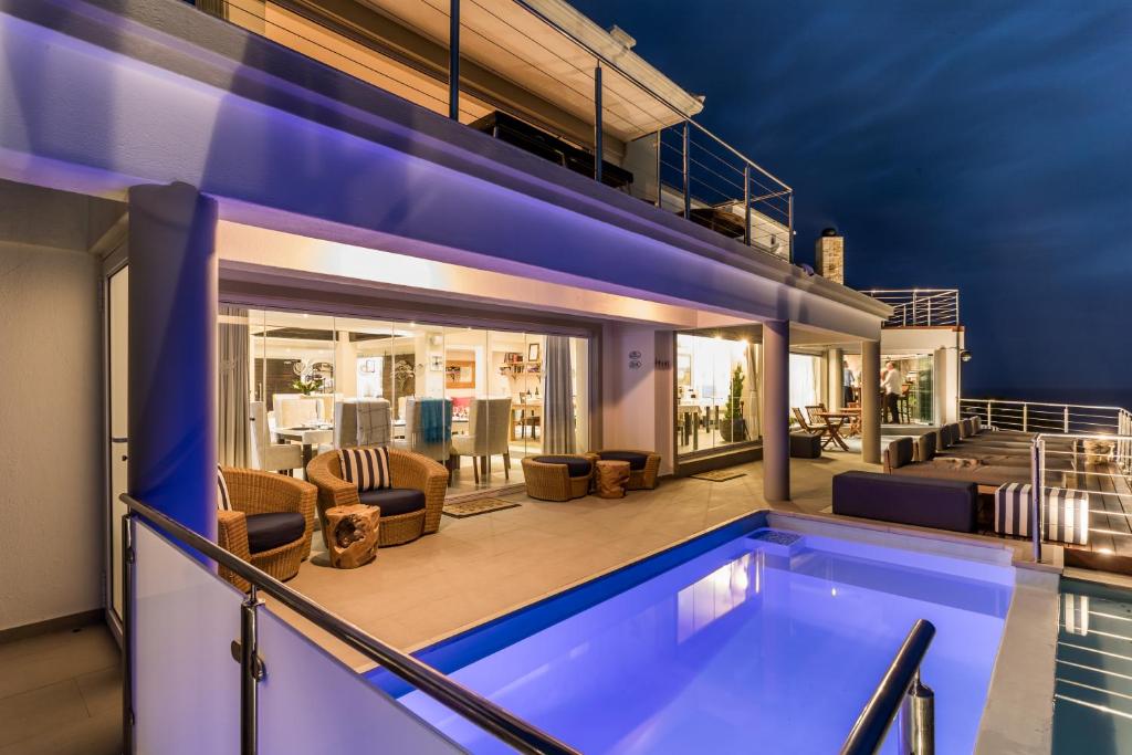 This Luxury Retreat is a unique, 5-star boutique hotel situated on the beautiful edge of the iconic Knysna Heads