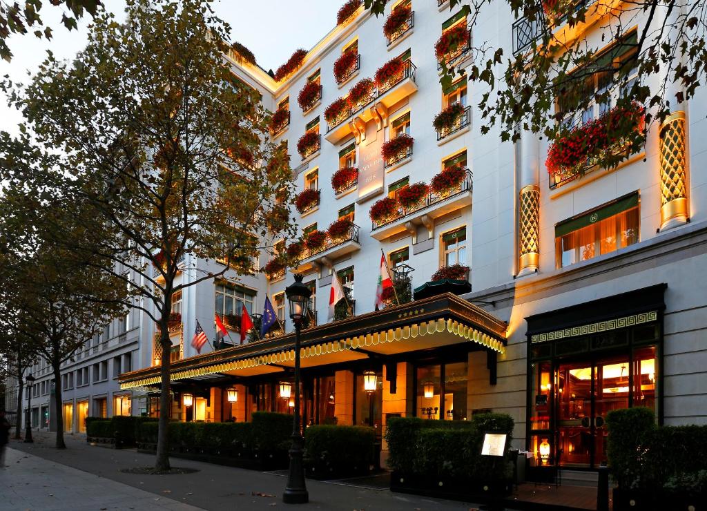 This hotel is a five-star hotel in Paris located in the immediate vicinity of the Arc de Triomphe