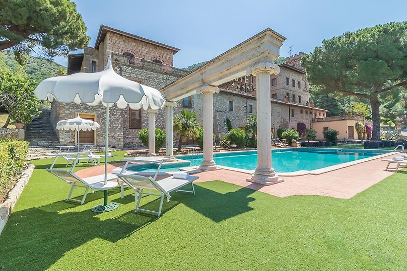 The unique sensations of antiquity, history and elegance are transmitted with the delicate balance of professionalism of this unique hotel