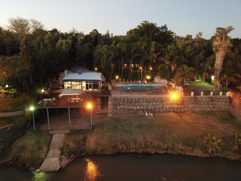 This excellent Lodge imbues the magic of the Kalahari!