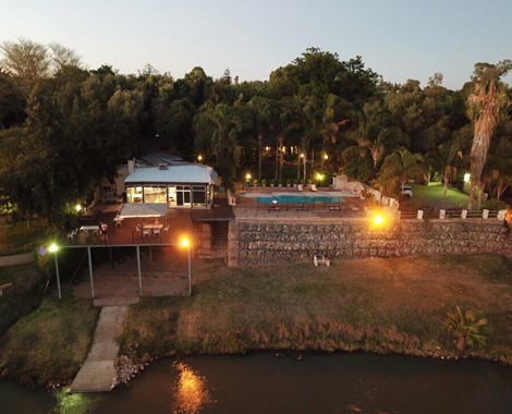 This excellent Lodge imbues the magic of the Kalahari!