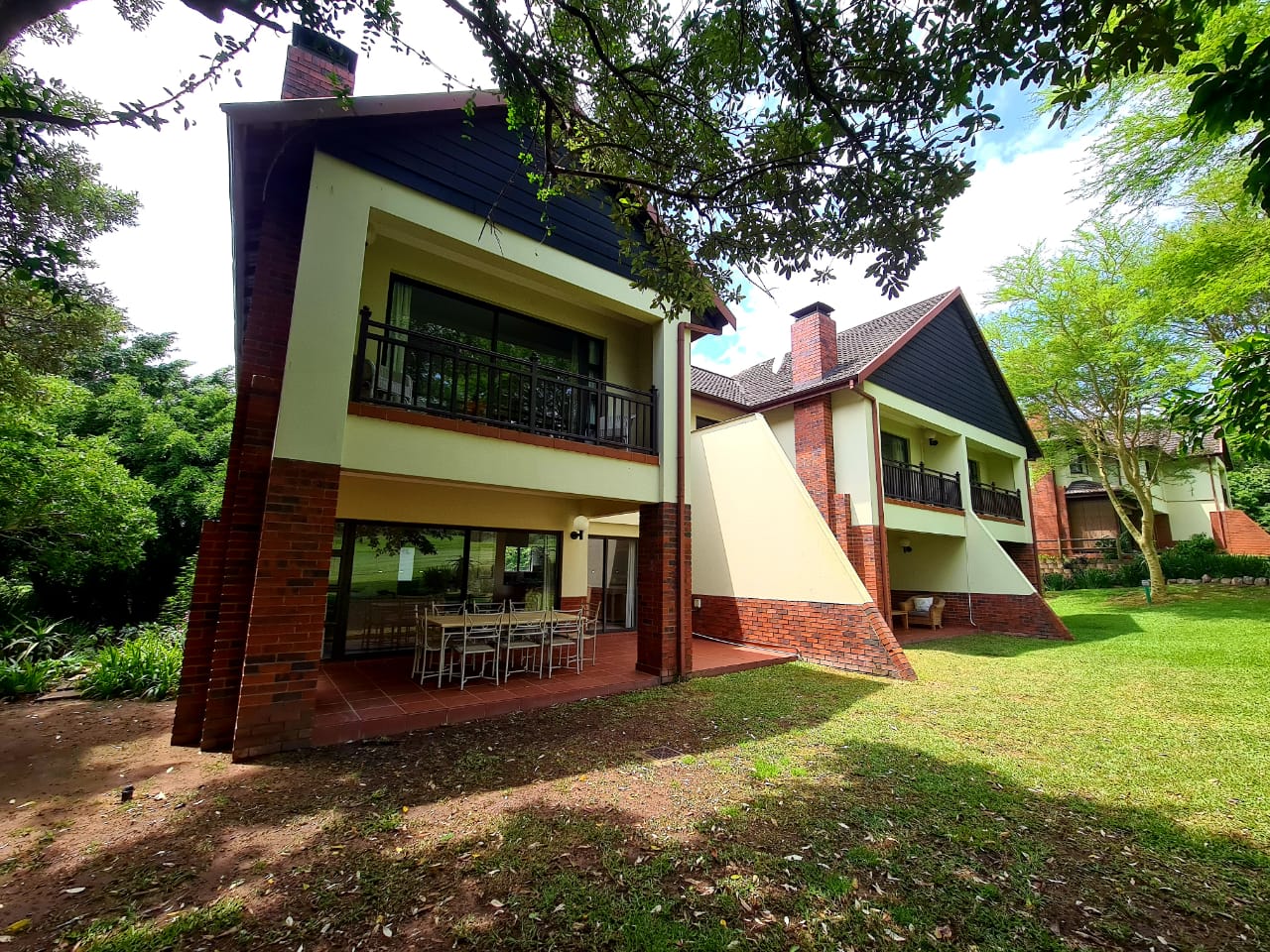 Located in the quaint town of Pennington, the Selborne Golf Estate, Sunbird Villas offer spacious rooms in warm décor