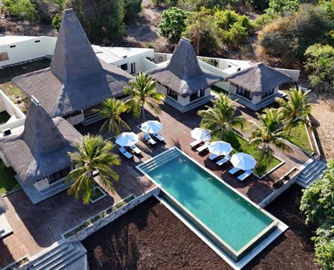 In harmony with its magnificent beach, surrounding lush gardens, private infinity pool and breathtaking views over the Ocean, this  villa complex rises on the alluring horizon, with perfect poise