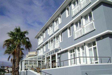 The hotel offers 26 beautifully appointed en suite rooms with breathtaking views of False Bay or the majestic Elsies Peak