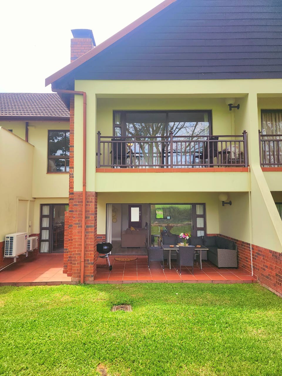 Boasting air-conditioned accommodation with a pool with a view, garden view and a balcony, this Villa in Selborne Golf Estate is situated in Pennington