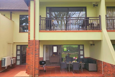 Boasting air-conditioned accommodation with a pool with a view, garden view and a balcony, this Villa in Selborne Golf Estate is situated in Pennington