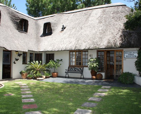 This charming, upmarket, country-style, thatched lodge is situated in the leafy suburbs of Ladysmith, in the heart of the Anglo-Boer War Battlefields