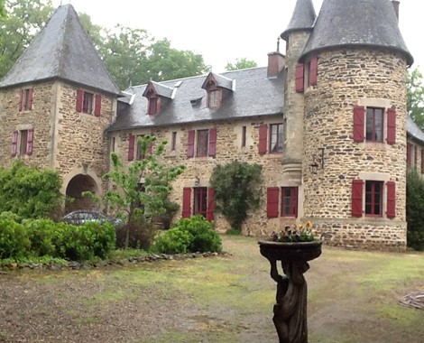 Have you ever dreamed of staying in a restored 13th century rural French castle, surrounded by nature, a picturesque lake and beautiful gardens?