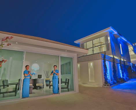 This is a new stylish luxury private pool villa resort in Choeng Mon on the fashionable north east coast of Koh Samui