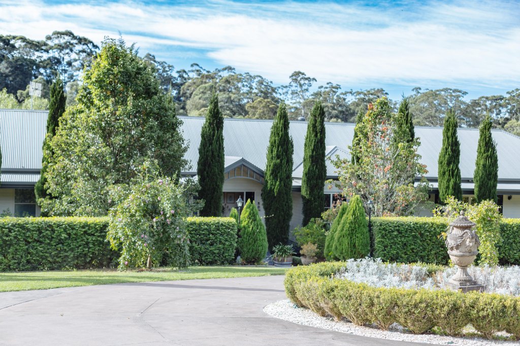 Set on 1 hectare of peaceful private gardens, this exceptional award winning BB offers the WOW factor from the moment you see it