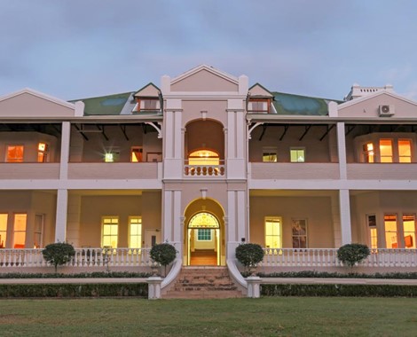 We invite you to experience the historic atmosphere and colonial charm of our Manor