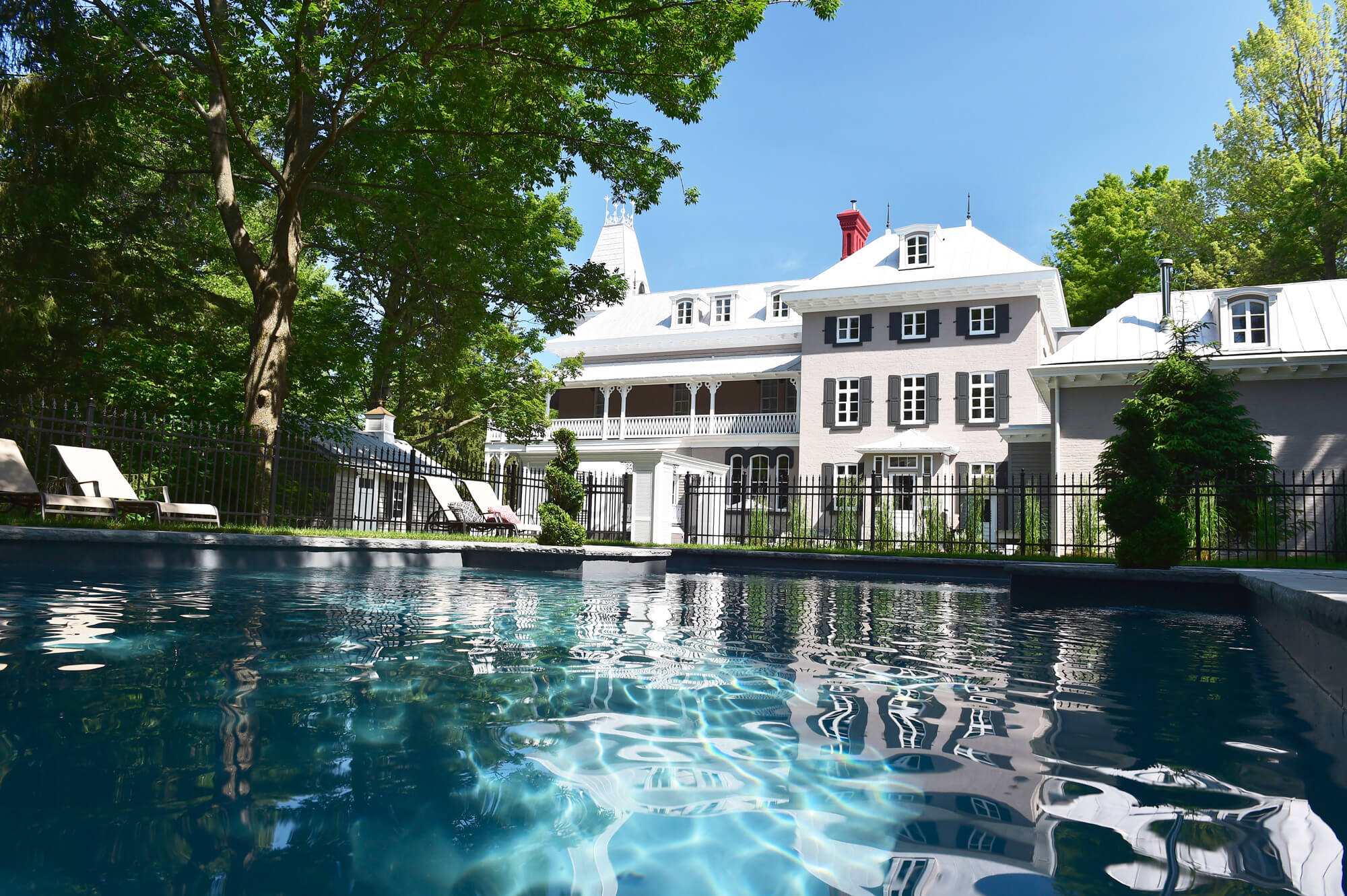 Built in French towns since the Middle Ages, the mansion is a vast residence belonging to a single owner or to a middle-class family