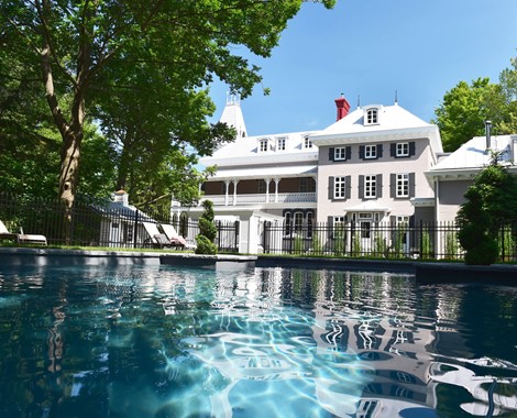 Built in French towns since the Middle Ages, the mansion is a vast residence belonging to a single owner or to a middle-class family