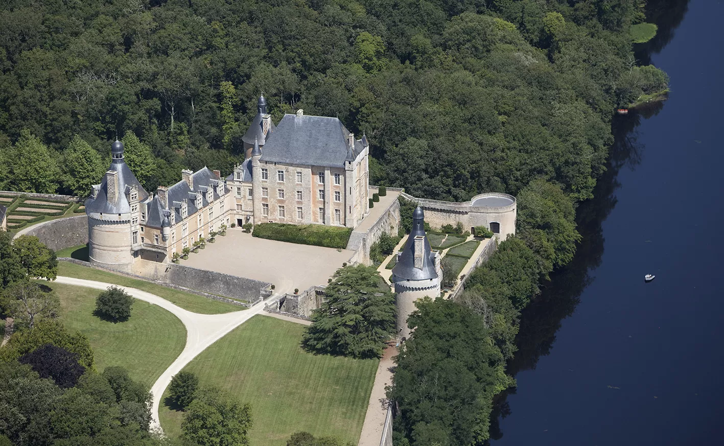 Majestically dominating the valley of the Vienne, this Château has been listed as a historical monument since 1923