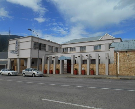 Prime land was sold by the municipality of Somerset East in November 3, 1878, for the purpose of erecting an hotel. Construction commenced soon thereafter and this quaint, traditional Hotel came into being